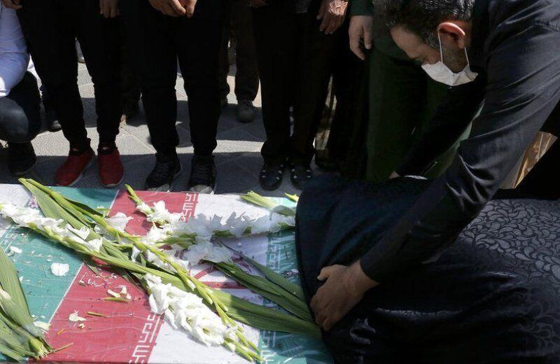 خبرنگاران پیکر یک جانباز شهید در اسفراین خاکسپاری شد